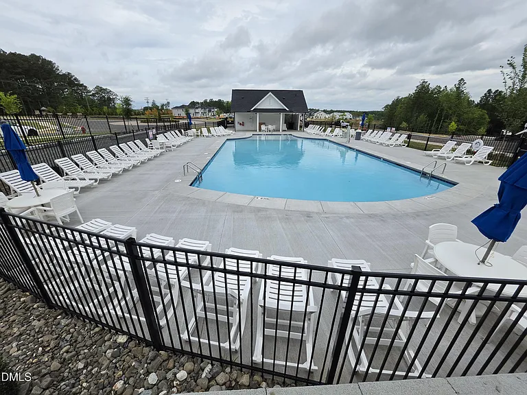 517 Sunset Lake Dr — Photo 3