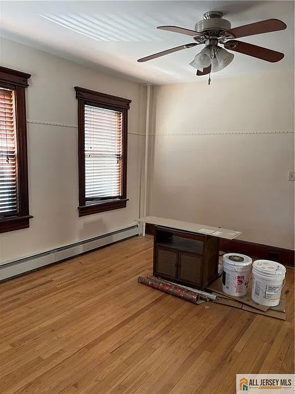 2 bed, 1.0 bath, 2000 sqft, $2,400 — Photo 2
