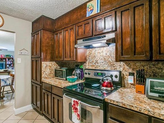 3rd image of 1101 Highbush Dr