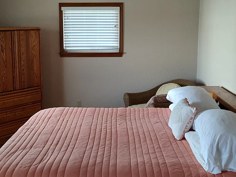 208 E Bayview Dr — Photo 8