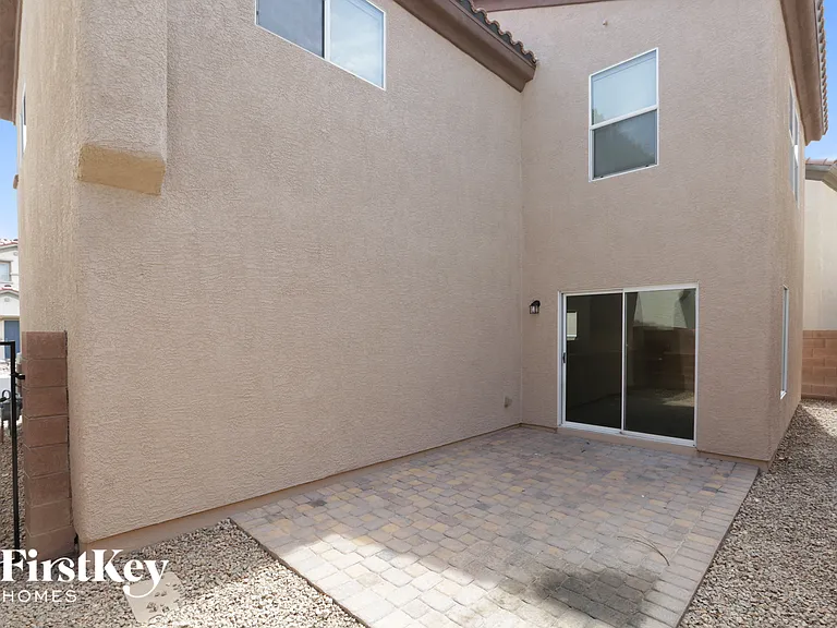 703 Loughton St — Photo 14