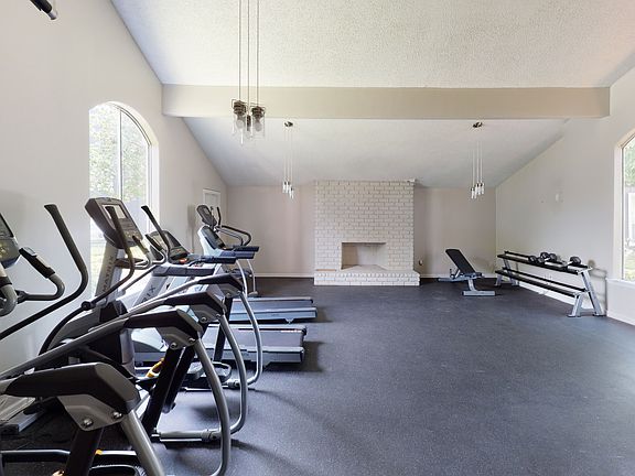 5th image of 1013 Manhattan Blvd APT 89
