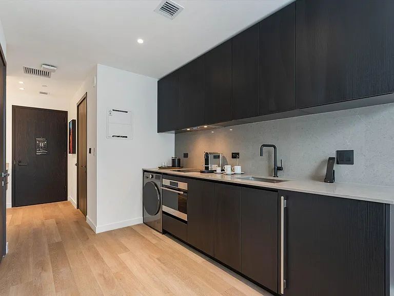 20 NE 11th St #EXPH06A — Photo 7