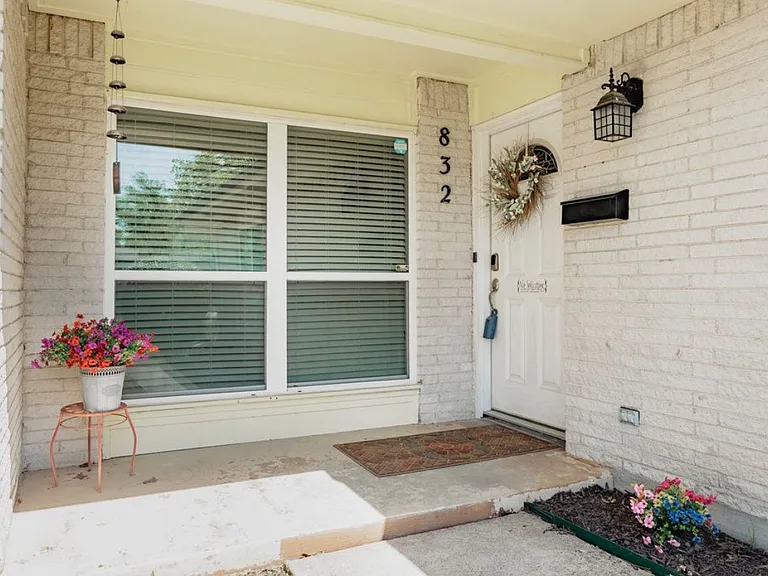 832 Greenhaven Dr — Photo 2