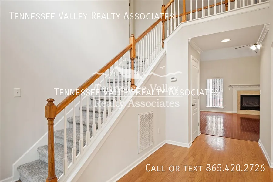 Stunning 5-Bedroom, 3-Bathroom Brick Home in Powell, TN — Photo 3