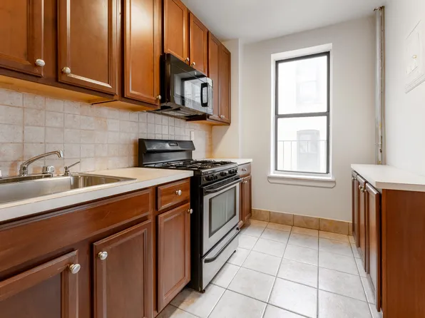 940 Street Nicholas's Avenue image 7 of 13