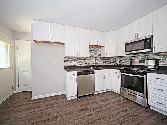 2nd image of 12118 Parkwood Pl