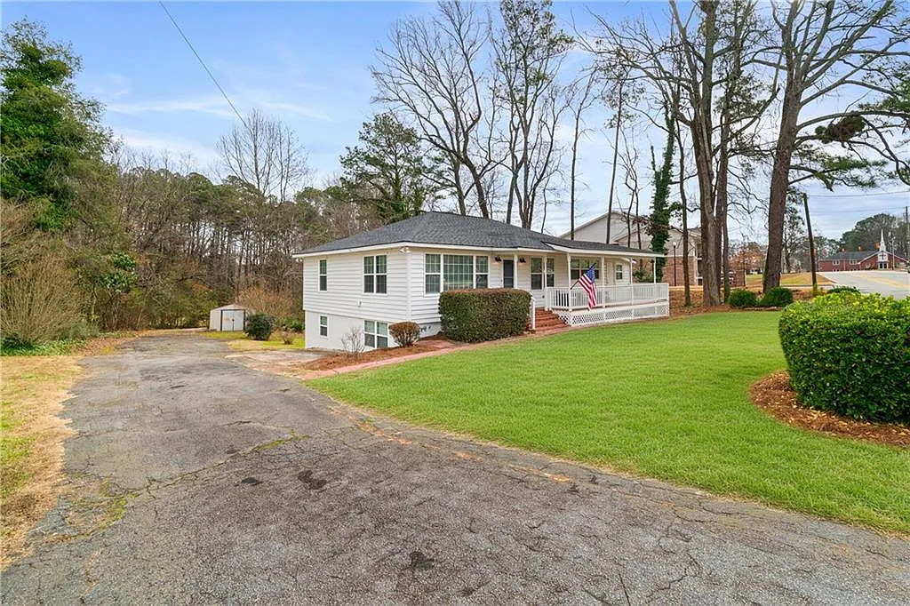 4 bed, 2.0 bath, 2240 sqft, $3,795 — Photo 2
