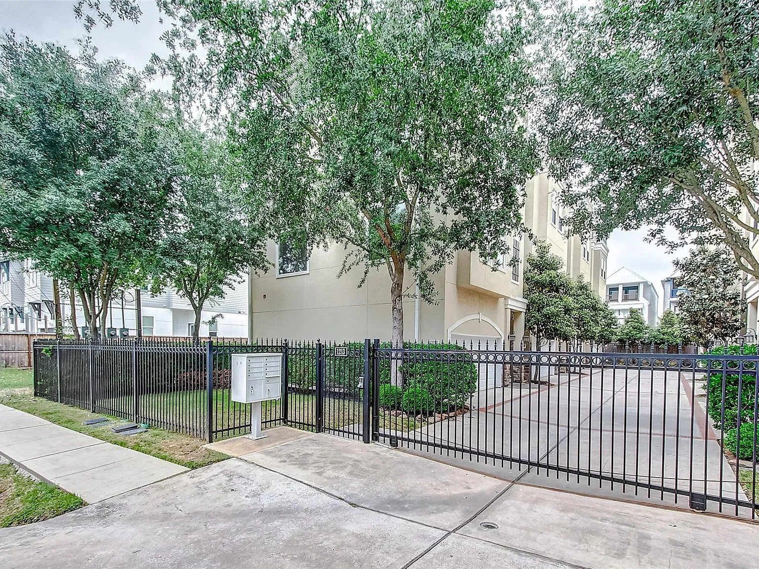 3 bed, 3.5 bath, 2321 sqft, $3,395 — Photo 3