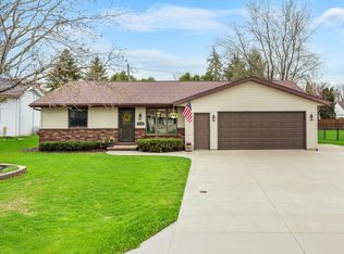 1343 W Roselawn Dr, Appleton, WI 54914