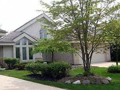 5379 Pleasant Lake Dr #1, West Bloomfield, MI, 48322
