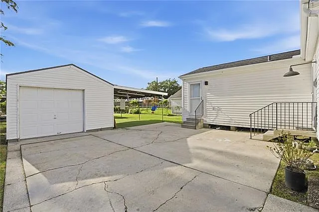 327 Wainwright Dr — Photo 3