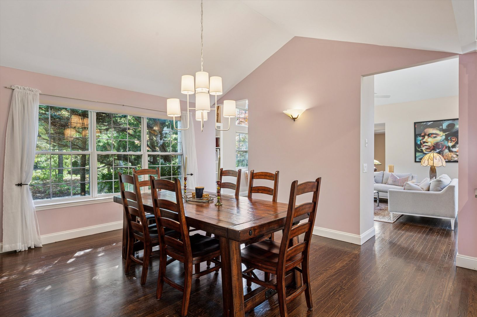  Open Dining Space Ideal For Entertaining
