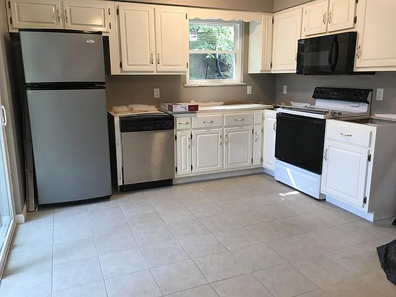 4th image of 4702 Metro Park Ln