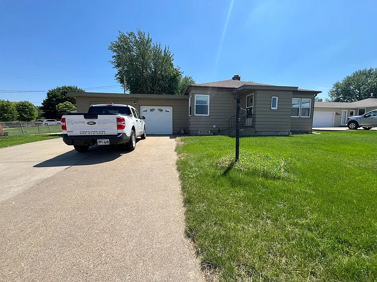 5009 E Linden Ln — Photo 1