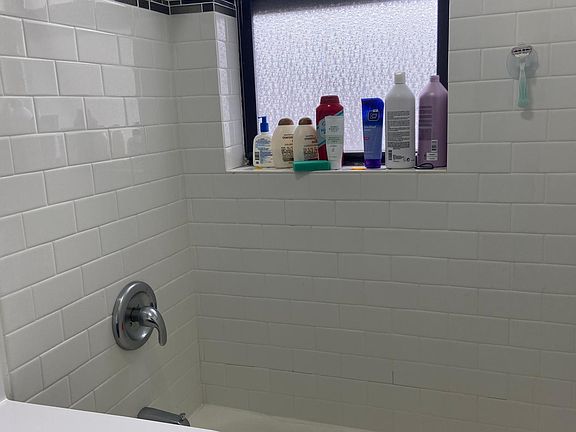 3rd image of 3344 N Marshfield Ave #205