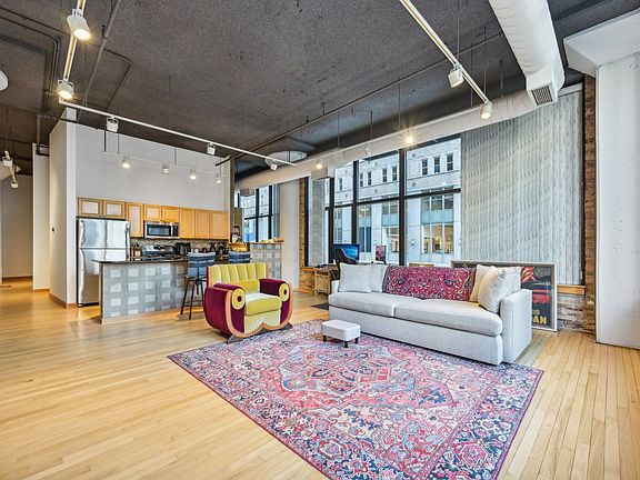 5th image of 333 W Hubbard St APT 221