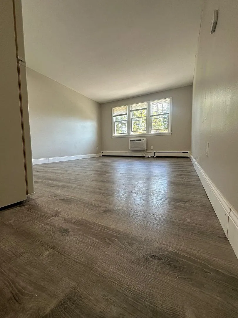 Varnum Apartments — Photo 4
