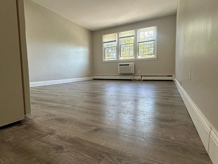 887 Varnum Ave — Photo 4