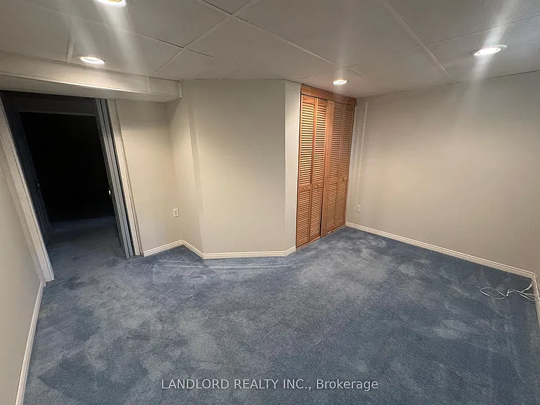 833 Laurier Ave — Photo 27