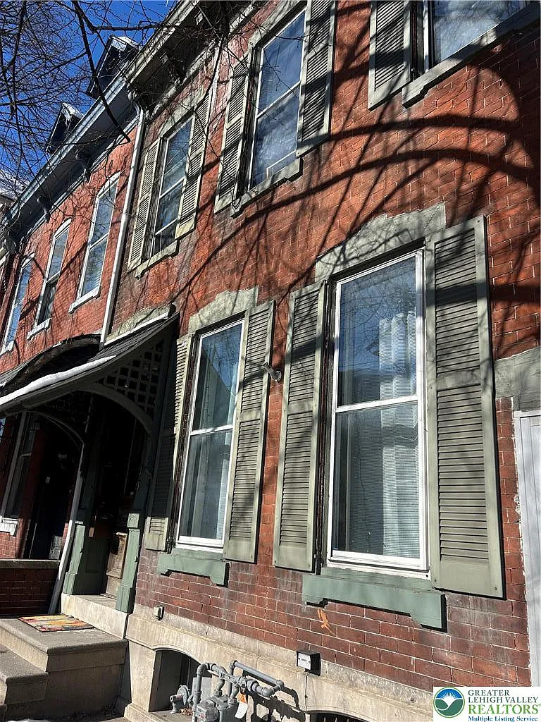 3 bed, 1000 sqft, $1,800 — Photo 1