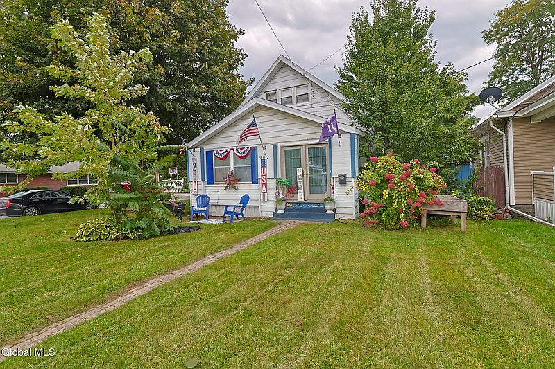 4th image of 902 Altamont Avenue