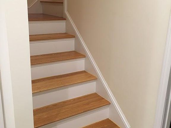STAIR TO THE FRONT ENTRY DOOR