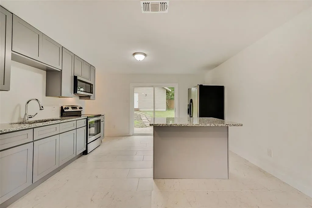 1110 Wycliff Dr — Photo 3