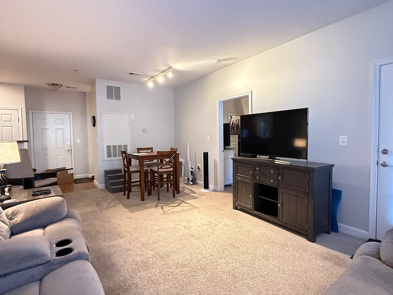 2 bed, 910 sqft, $2,100 — Photo 3