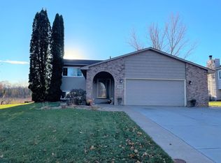 1396 Rice Creek Trl, Shoreview, MN 55126