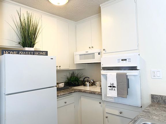 5th image of 906 Burbank Dr APT 9