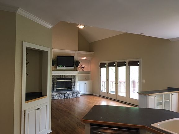 Great Room w/vaulted ceiling