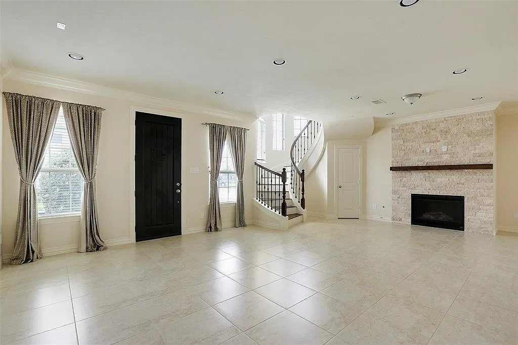 3 bed, 3.5 bath, 3111 sqft, $3,400 — Photo 2