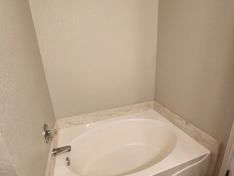 607 Hollyberry Dr — Photo 33