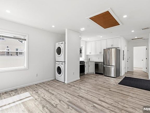 5th image of 16 W Grove St