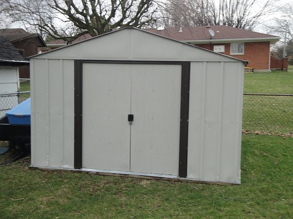 3rd image of 205 Surrey Ln