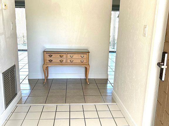 2nd image of 4041 Abbey Ct