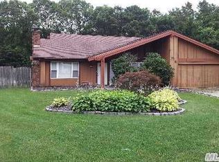 6 Gaton Ct, Coram, NY 11727