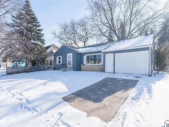 3rd image of 513 Blue Earth St