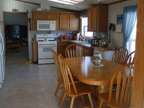 Spacious eat-in kitchen