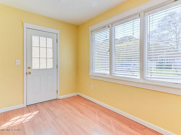4th image of 10 Cedar Dr