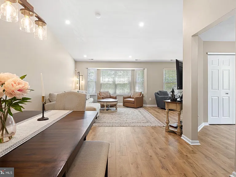 107 Sweetwater Dr — Photo 1