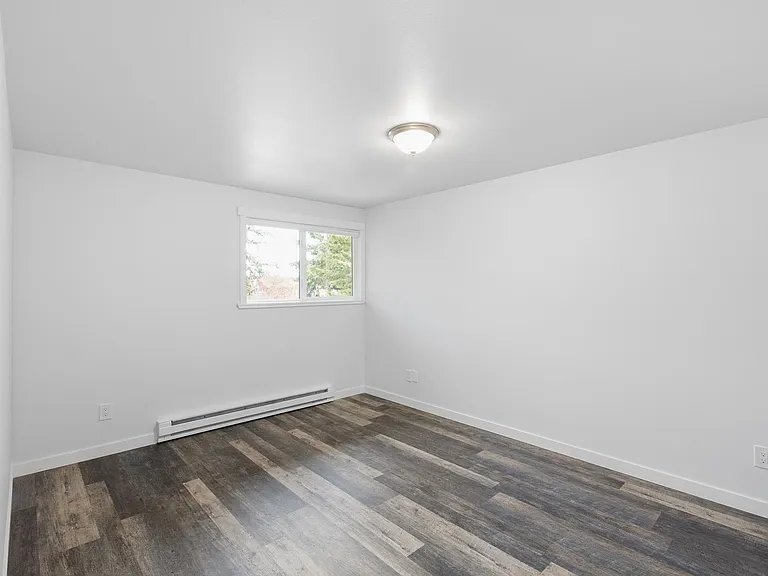 1037 W 18th St — Photo 10