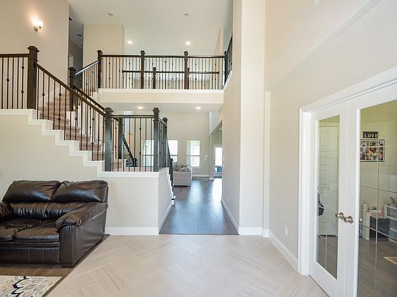 4th image of 5123 Green Leaf Ln