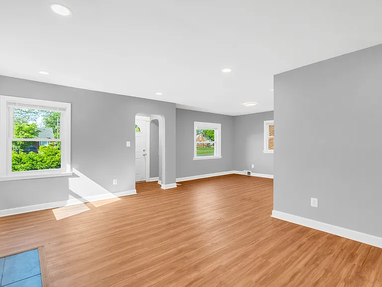9973 E Outer Dr — Photo 8
