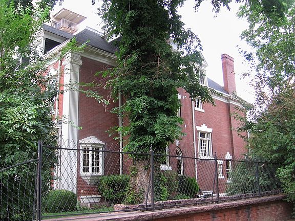 Main Mansion & Carriage House Courtyard
