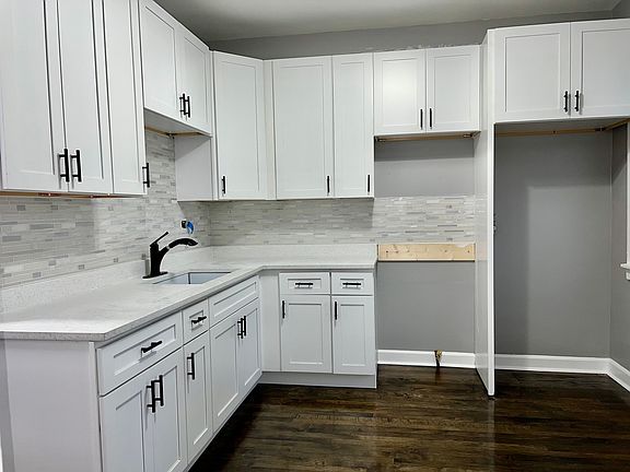 5th image of 6439 S Damen Ave