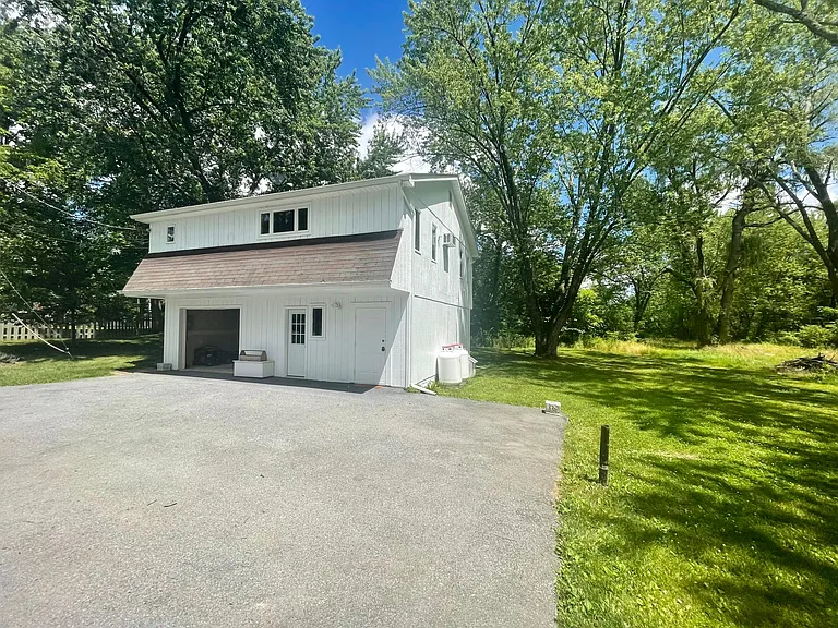 1151 Albany Post Rd — Photo 18