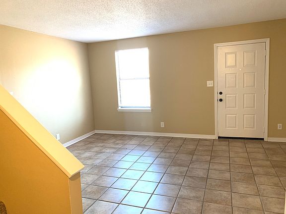 3rd image of 904 Kingsbury Dr