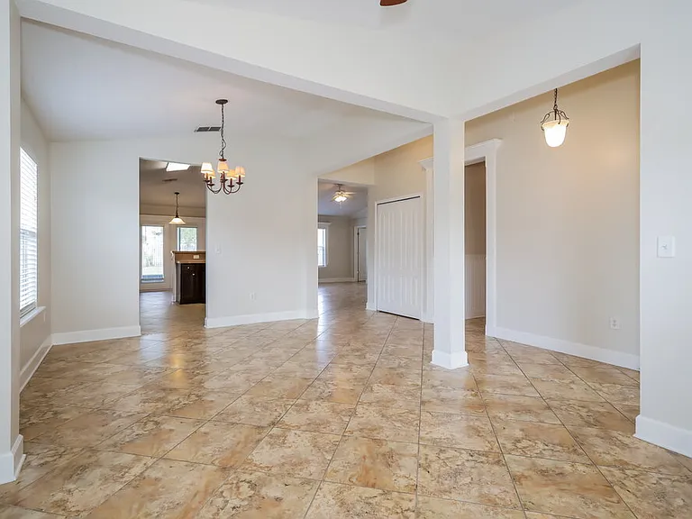2732 Woodsdale Dr — Photo 3
